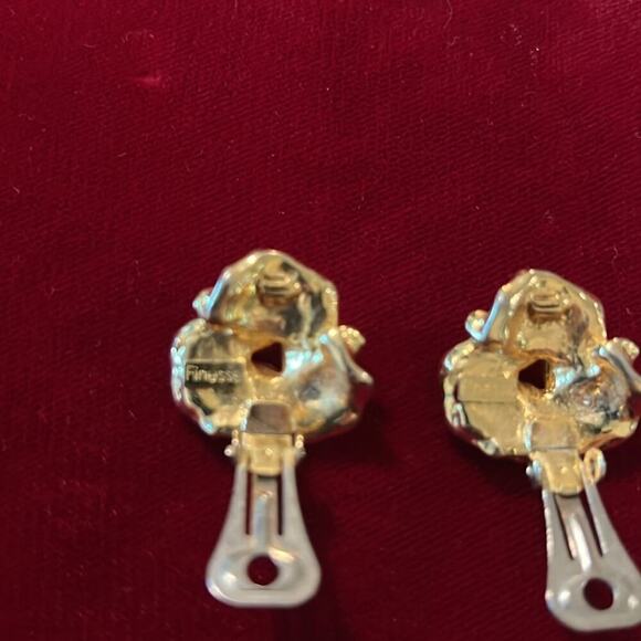 Vintage Finesse Signed Clip Earrings - Picture 4 of 4